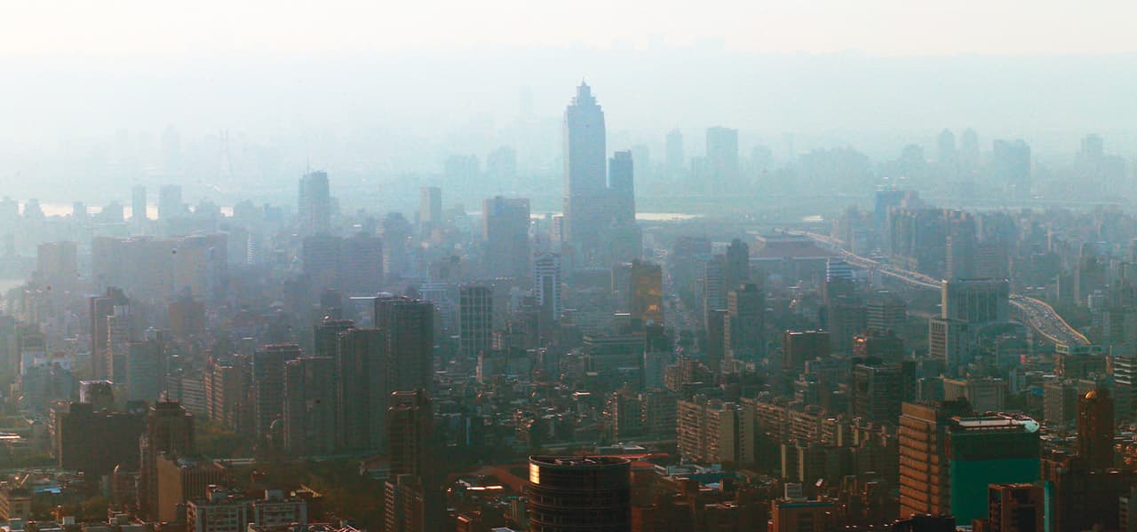 都市高溫使人體健康面臨衝擊，除了中暑、熱衰竭等相關疾病，氣溫上升也會提高死亡風險。