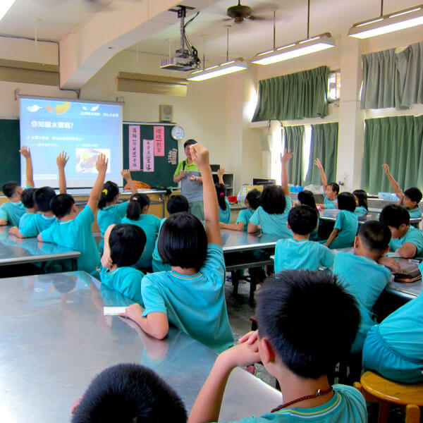 可口可樂贊助綠水小學巡迴教育，讓水資源教育從小開始。圖／可口可樂提供