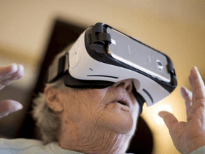 嘿！再年輕一次！ VR裝置助爺奶回到「小時候」